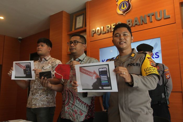 Kasat Reskrim Polres Bantul AKP Dian Pornomo (depan tengah) saat memberikan keterangan terkait kasus judi online di Mapolres Bantul