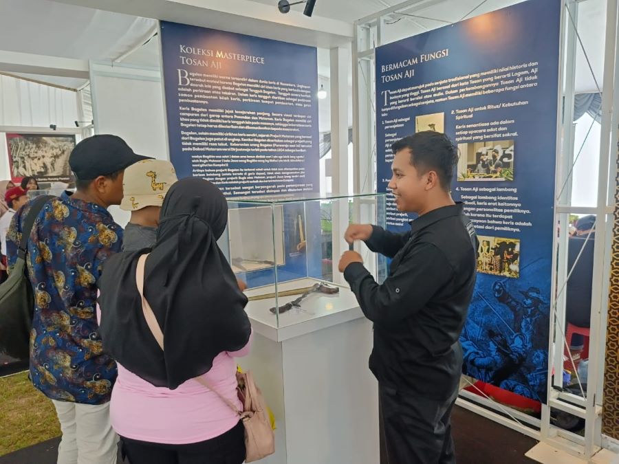 Para pengunjung melihat koleksi-koleksi Museum Tosan Aji di ajang Pameran Bersama Cross Musea 2024 di Museum Sepuluh November Surabaya, Jumat (22/11/2024).