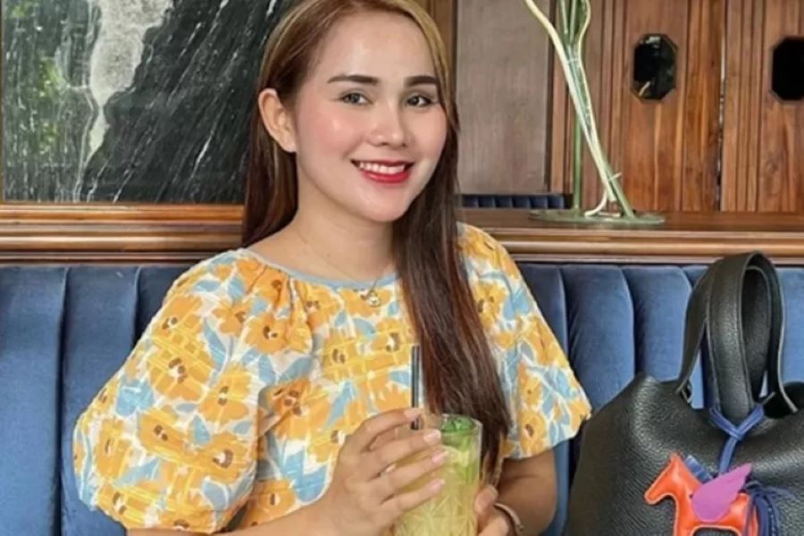 Aksi Isa Zega mengenakan hijab syar&rsquo;i saat umrah memicu kontroversi dan kritik tajam.