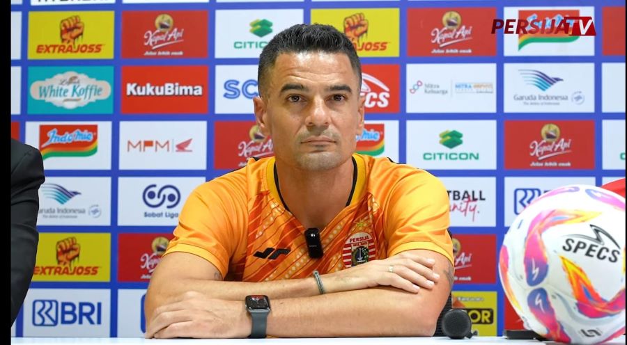 arlos Pena, Pelatih Persija Jakarta saat konferensi pers Kamis (21/11/2024)