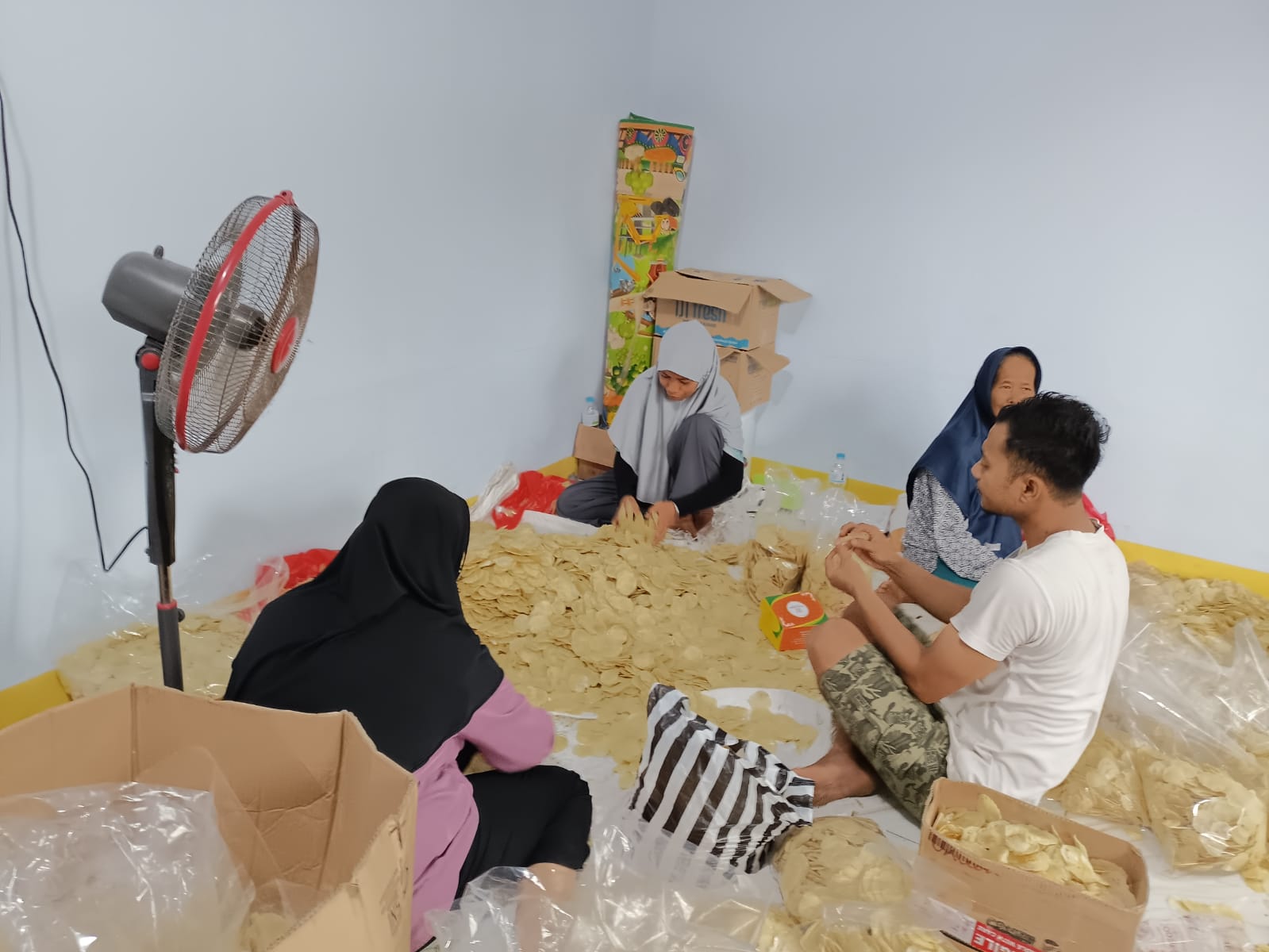 PRODUK UNGGULAN : Warga Desa Benerwetan, Kecamatan Ambal sibuk mengemas emping. Mereka mulai kewalahan mencukupi permintaan pasar dengan adanya sistem penjualan secara online.