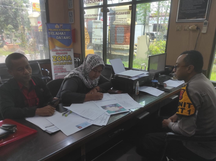 Pengurus DPC PDI Perjuangan Kebumen bertandang ke SPKT Polres Kebumen. Mereka melaporkan akun media sosial atas dugaan ujaran kebencian dan pencemaran nama baik. (M Hafied/Radar Jogja)