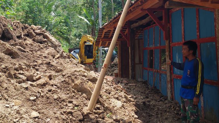 MENUTUPI: Material longsoran menutupi jalan desa di Kalurahan Sidomulyo, Pengasih, Kulon Progo.
