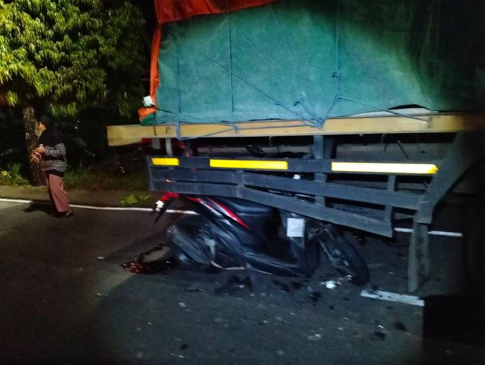 RINGSEK: Sepeda motor yang terlibat kecelakaan lalu lintas terjepit di bawah truk tronton di Jalan Wates-Purworejo, Kamis (21/11/2024).
