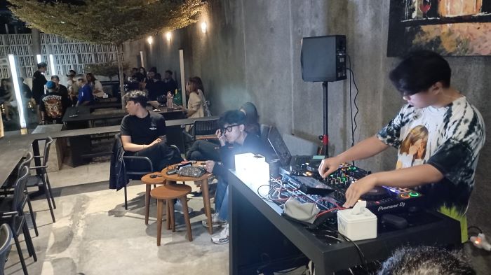 Suasana di Beat N Brew Coffee & Groovy dan Bacxspin DJ Course pada Minggu (17/11/2024) malam.