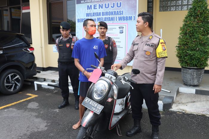 Tersangka kasus penggelapan sepeda motor saat dihadirkan dalam jumpa pers di Mapolres Bantul, Jumat (22/11/2024).