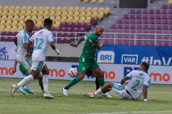 PSS Sleman saat bertangding melawan PSBS Biak di Stadion Manahan Solo Jumat (22/11/2024)