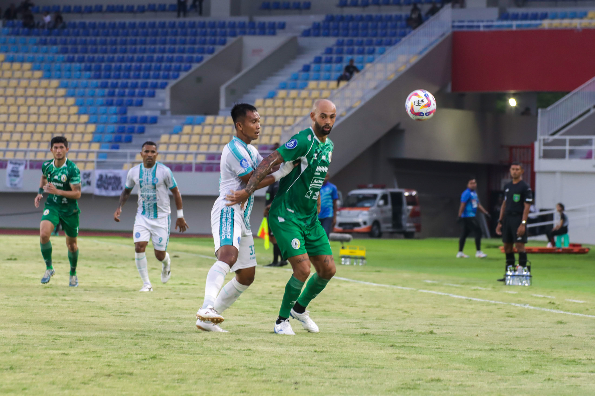 Pemain PSS Sleman, Danilo Alves (hijau) mencoba menguasai bola dari rebutan pemain PSBS Biak putih