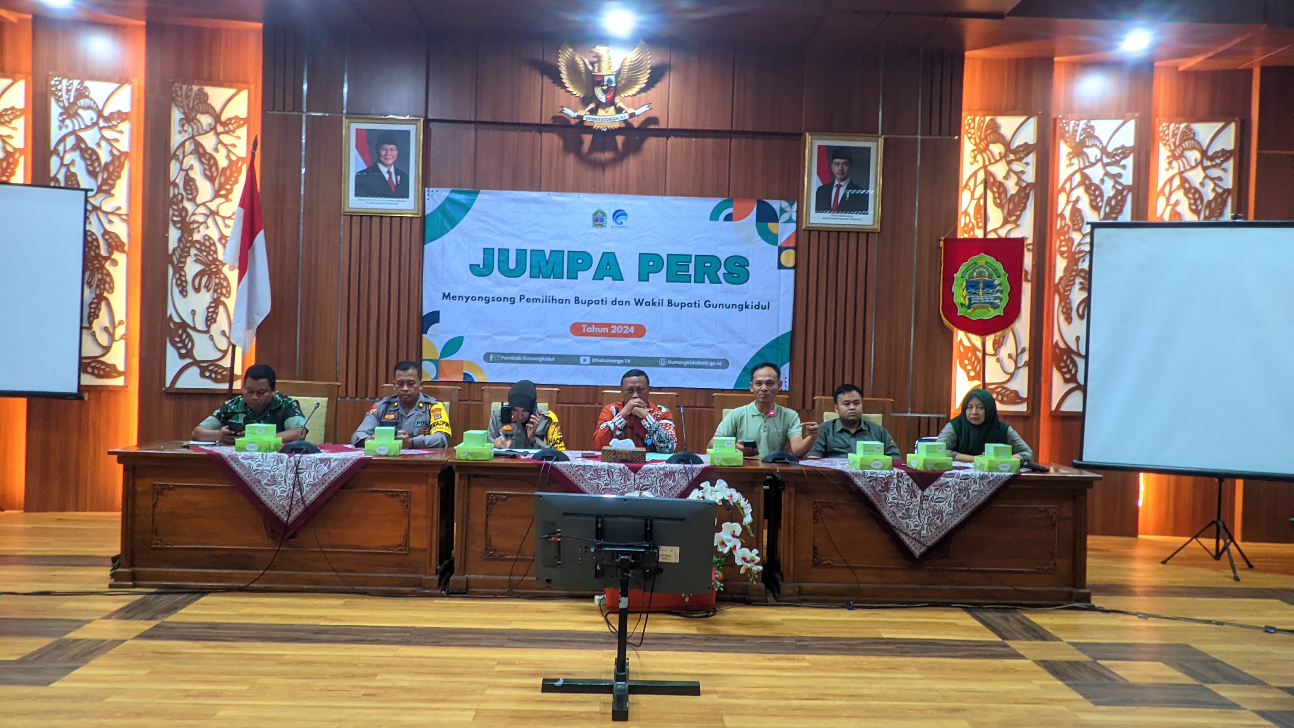 &nbsp;  KPU dan Pemkab Gunungkidul saat jumpa pers mengenai peningkatan jaringan dalam rangka mendukung suksesnya jalannya Pilkada 2024, di Ruang Rapat Handayani, Kantor Pemkab Gunungkidul, Jumat (22/11).