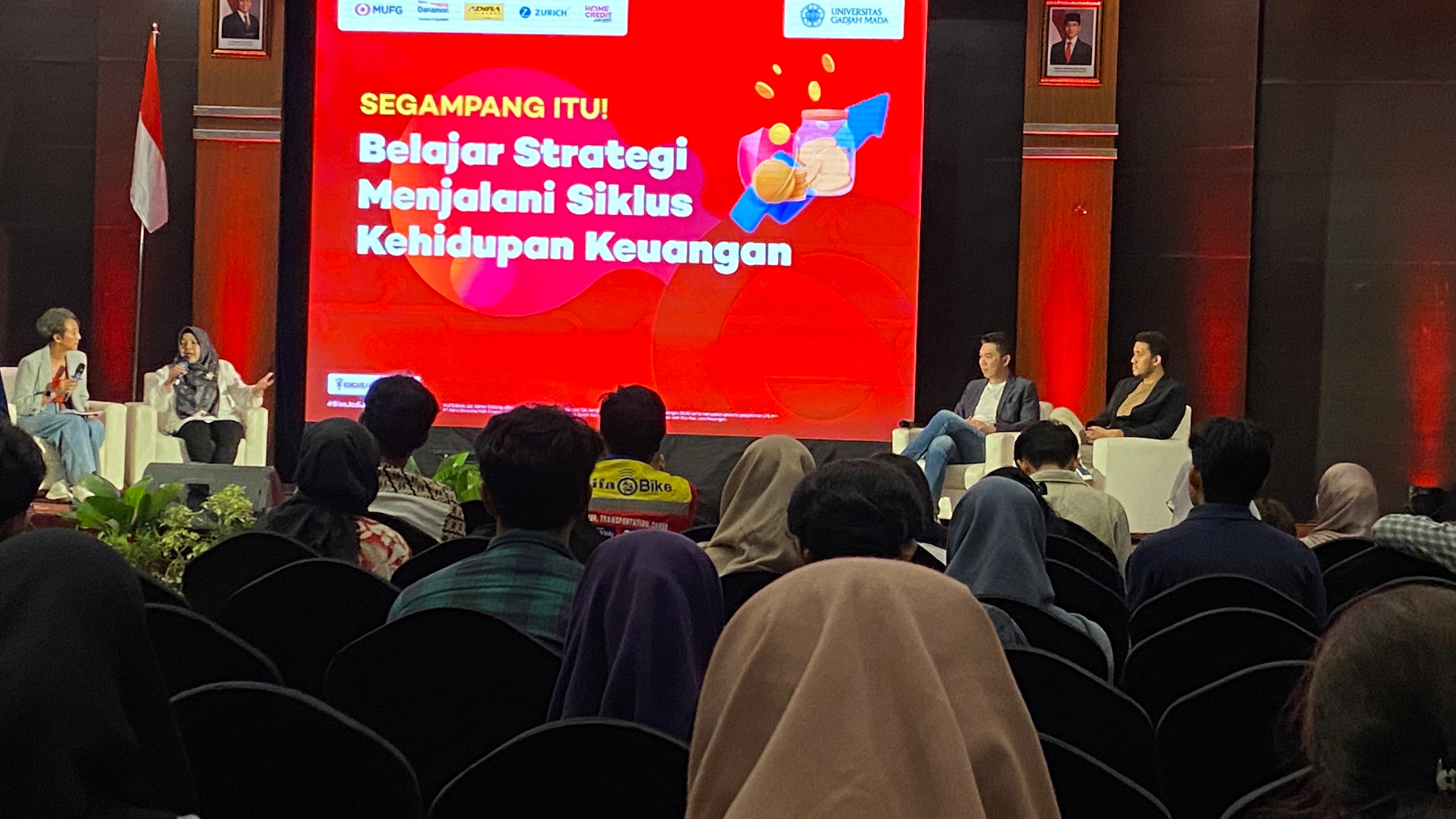 FOKUS: Para mahasiswa menyimak diskusi mengenai Literasi Keuangan di UGM, Kamis (21/11/2024).&nbsp;