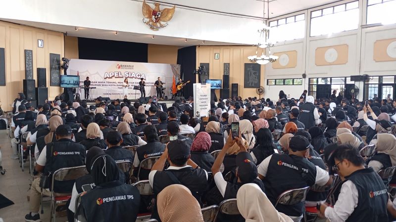 CAPTION: Suasana apel siaga pengawasan masa tenang, pemungutan dan penghitungan suara Pilkada 2024 yang diselenggarakan oleh Bawaslu Kota Jogja, Jumat (23/11/2024) sore.