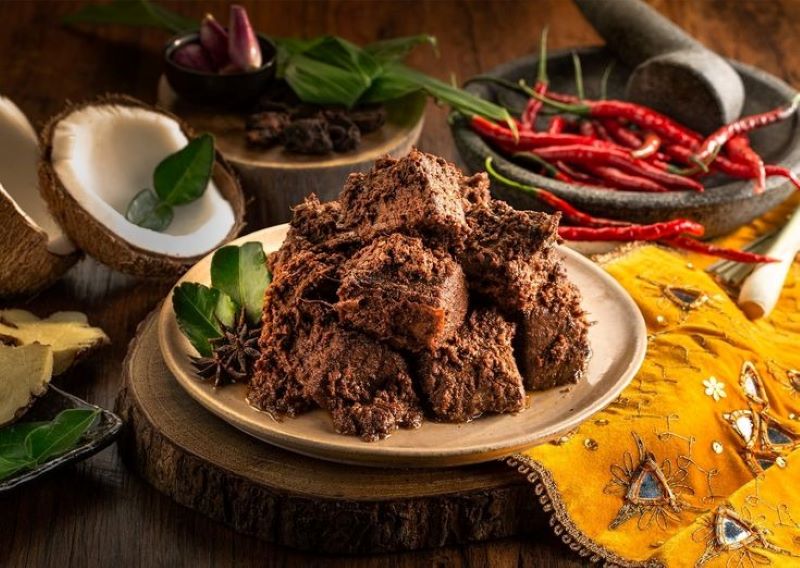 Kuliner ikonik asal Sumatra Barat &ldquo;Rendang" yang segera mendapat pengakuan UNESCO.