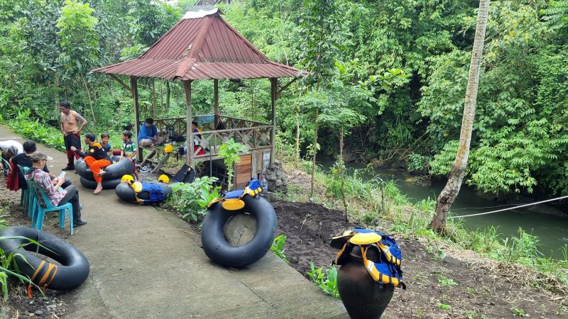 Mahasiswa UGM bersama warga Jaban bersinergi merevitalisasi sungai Boyong, yang tadinya penuh sampah kini dikelola menuju objek wisata air.