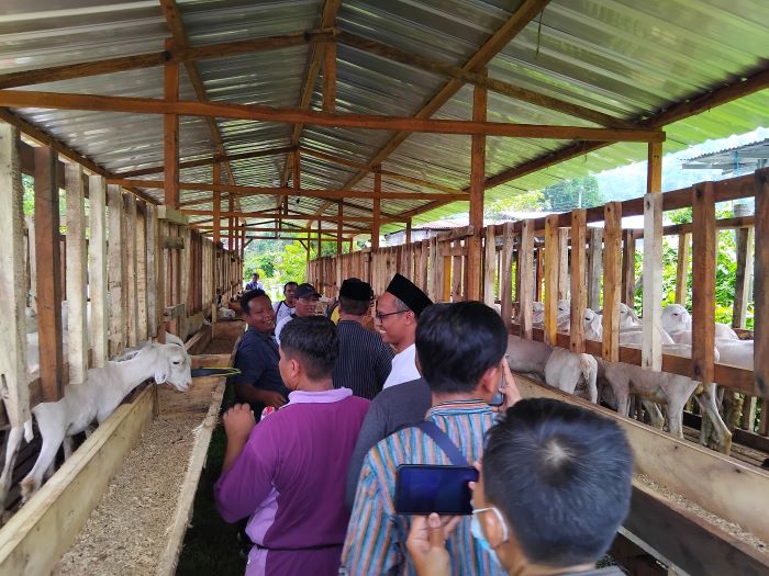 Masyarakat Srimartani Bantul saat menengok Kandang Kambing dari AMB Bantul