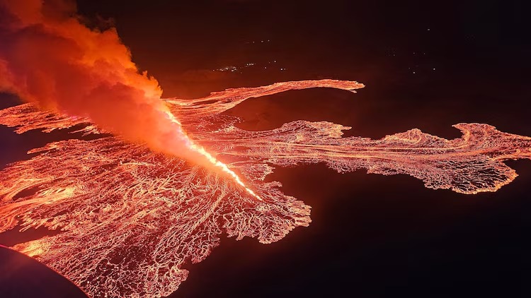 Lava dan asap meletus dari gunung berapi dekat Grindavik di semenanjung Islandia, Reykjanes. (Departemen Pertahanan Publik Komisaris Polisi Negara di Islandia.