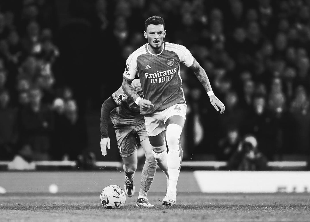 Bek kanan Arsenal, Ben White akan absen selama beberapa bulan setelah menjalani operasi lutut.