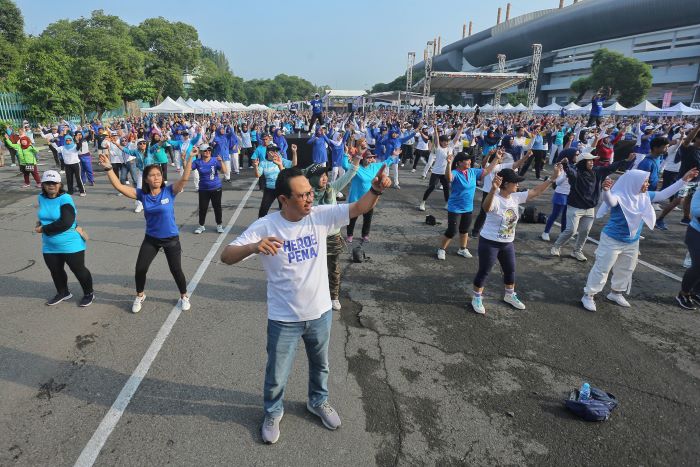 MEMBLUDAK: Masyarakat saat hadir dalam kampanye akbar yang digelar oleh Pasangan calon (paslon) Heroe Poerwadi dan Sri Widya Supena atau Hepi di Halaman Parkir Stadion Mandala Krida