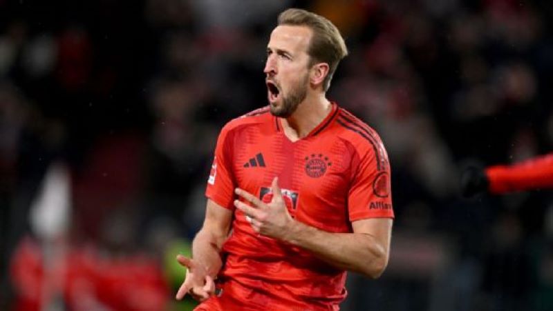 Selebrasi Harry Kane setelah mencetak hattrick ke gawang Ausgburg dan pecahkan rekor Erling Haaland (Sven Hoppe/picture alliance via Getty Images)