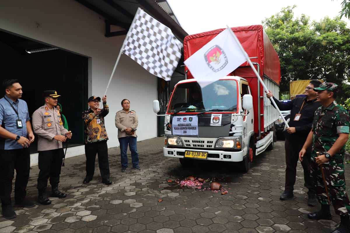 Prosesi pelepasan logistik kotak suara beserta isinya dari Gudang KPU Purworejo ke PPK pada Sabtu (23/11).