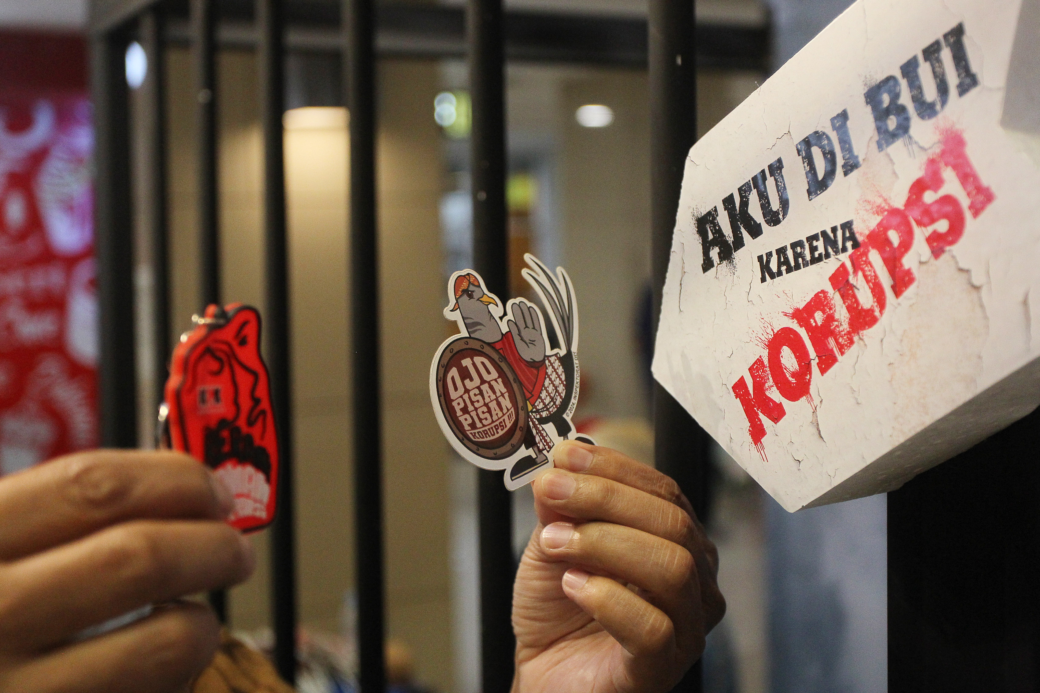 Pengunjung menunjukkan stiker maskot burung perkutut anti korupsi dalam rangkaian kegiatan hari Antikorupsi Sedunia (Hakordia), di Galeria Mall, Kota Jogja, Minggu (24/11).