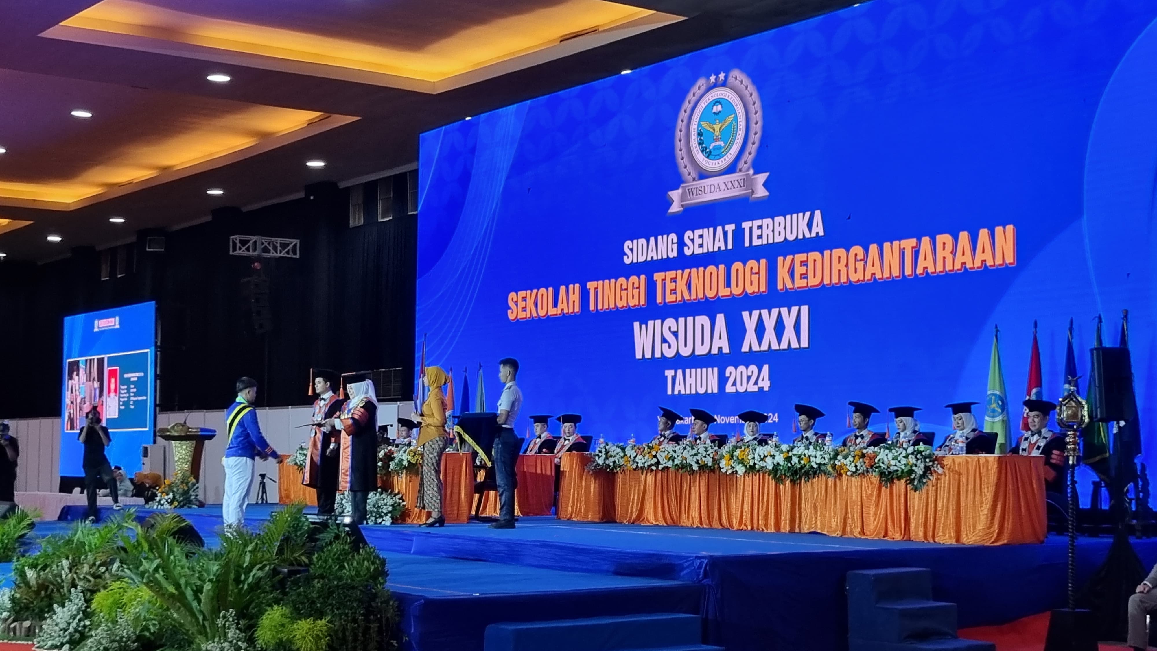 suasana dan prosesi wisuda Sekolah Tinggi Teknologi Kedirgantaraan (STTKD)