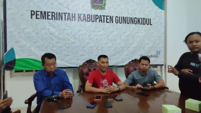 AKTIF KEMBALI: Bupati Gunungkidul Sunaryanta saat diwawancarai awak media di Rumah Dinas Bupati Gunungkidul Minggu (24/11/2024).