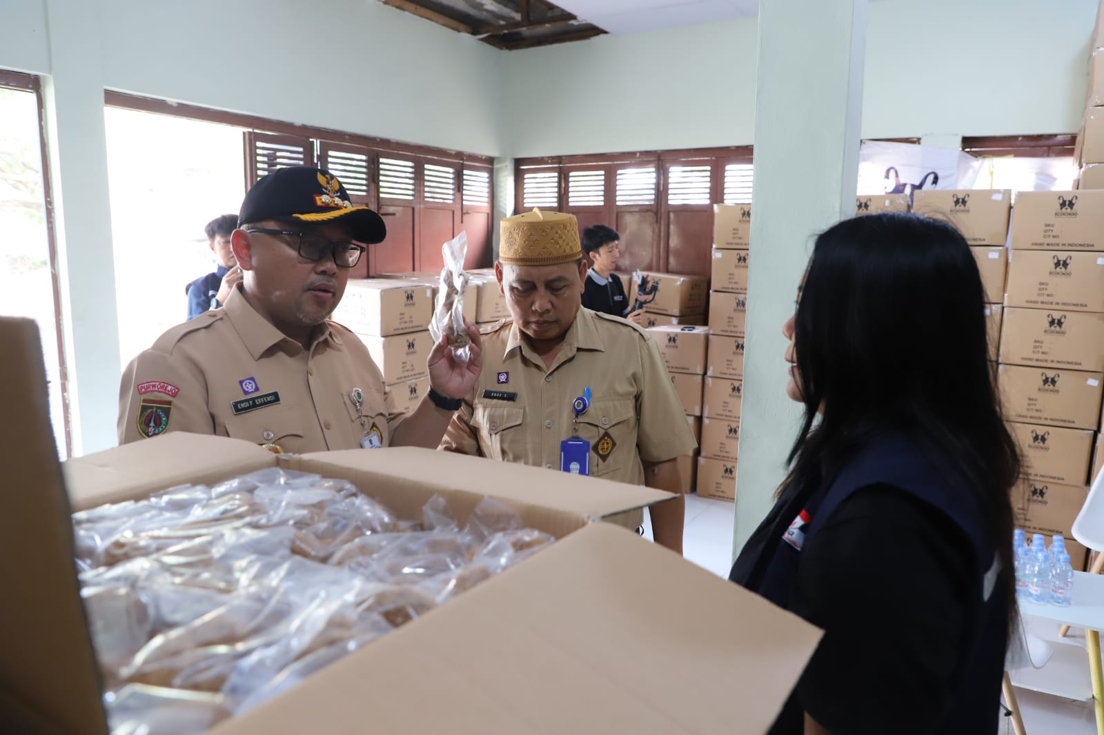 EKSPOR: Dewi Harlas (baju hitam) saat menerima kunjungan dari Pemkab Purworejo di tempat produksi dog choo miliknya di Desa Popongan, Banyuurip.