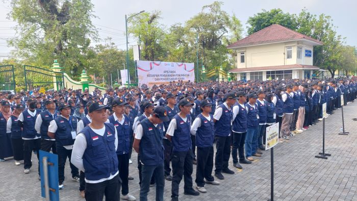 FOKUS: Petugas pengawas mendengarkan arahan Ketua Bawaslu Kulon Progo Marwanto.