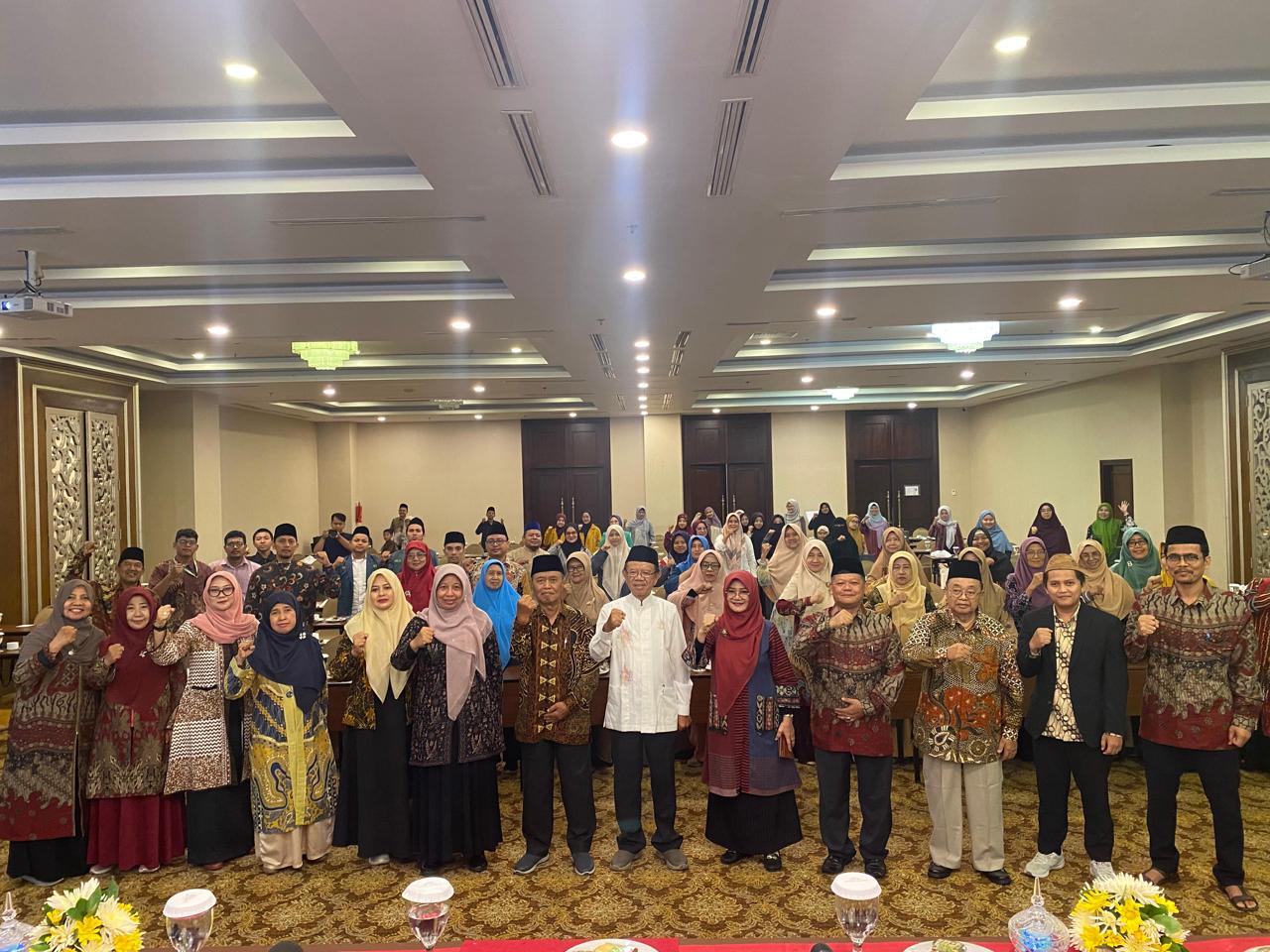 Jajaran pengurus MUI DIY saat foto bersama dalam kegiatan seminar dan lokakarya Membangun Keluarga Tangguh dan Asyik bagi Anak, Sabtu (23/11/2024).  (DOKUMENTASI HUMAS MUI DIY)