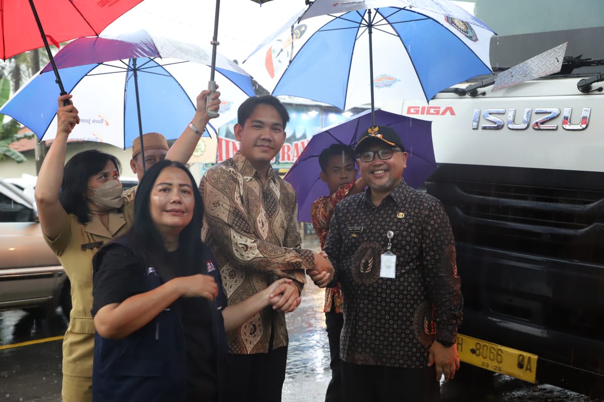 EKSPOR: Dewi Harlas (baju hitam) saat menerima kunjungan dari Pemkab Purworejo di tempat produksi dog choo miliknya di Desa Popongan, Banyuurip.