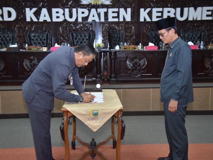 REGULASI ANGGARAN : Pjs Bupati Kebumen Boedyo Dharmawan bersama Ketua DPRD Kebumen Saman Halim Nurohman menandatangani dokumen kesepakatan tentang APBD murni 2025.