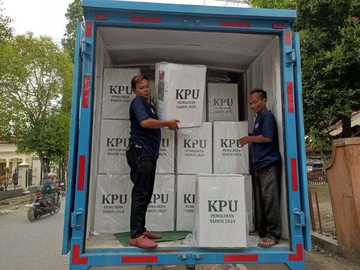 PENDISTRIBUSIAN: Pergeseran logistik kebutuhan Pilkada 2024 sudah sampai tingkat kecamatan. KPU Kebumen menarget logistik sampai TPS H-1 pencoblosan.