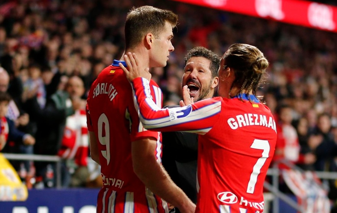 Selebrasi Alexander Sorloth usai cetak gol kemenangan bagi Atletico Madrid bersama Antoine Griezmann dan sang pelatih, Diego Simione