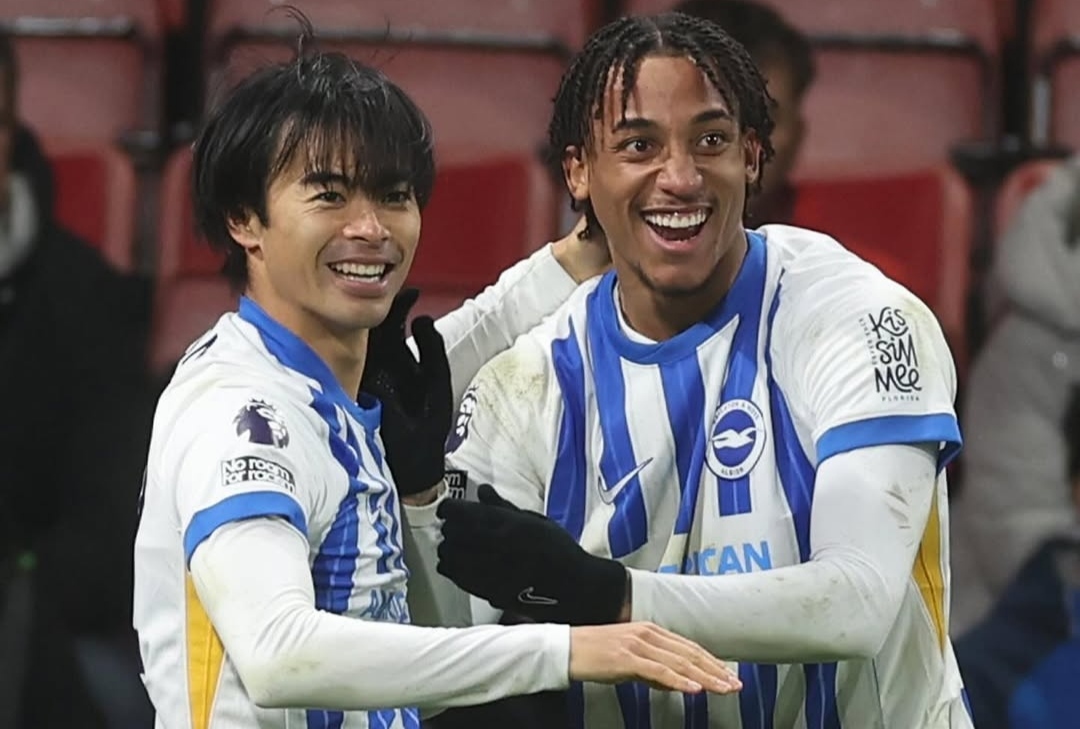 Selebrasi Kaoru Mitoma dan Joao Pedro setelah mencetak gol ke gawang Bournemouth
