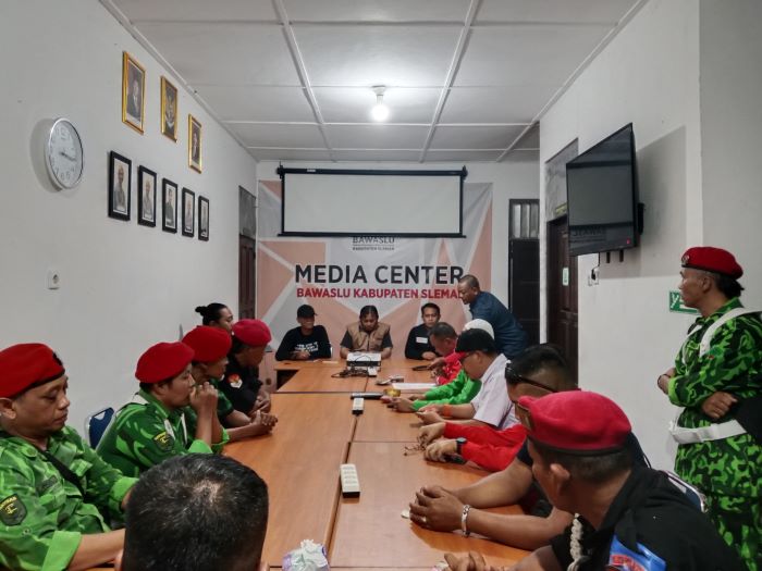 Koalisi Sleman Baru saat melakukan laporan ke Bawaslu, Minggu (24/11/2024)