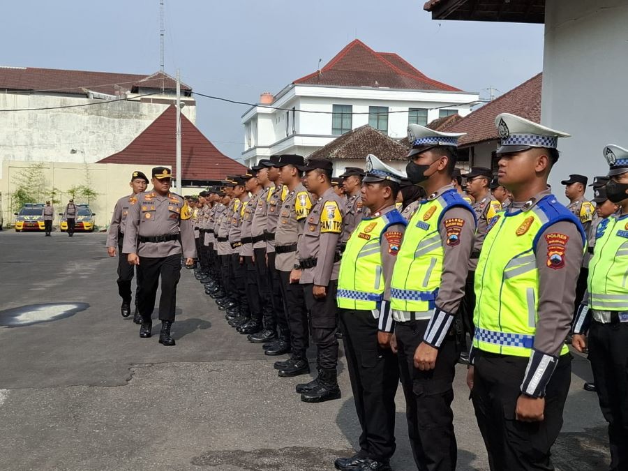 CEK KESIAPAN: Kapolres Magelang Kota saat memeriksa kesiapan pasukan pengamanan TPS pada Pilkada 2024.