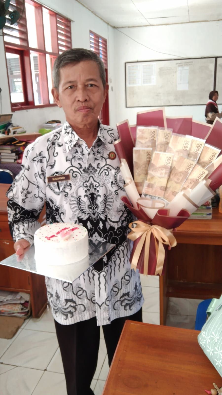 Sugiyanto, salah satu guru SMP Negeri 1 Jiput yang mendapatkan kue dan bucket di Hari Guru Nasional pada 25 November 2022.