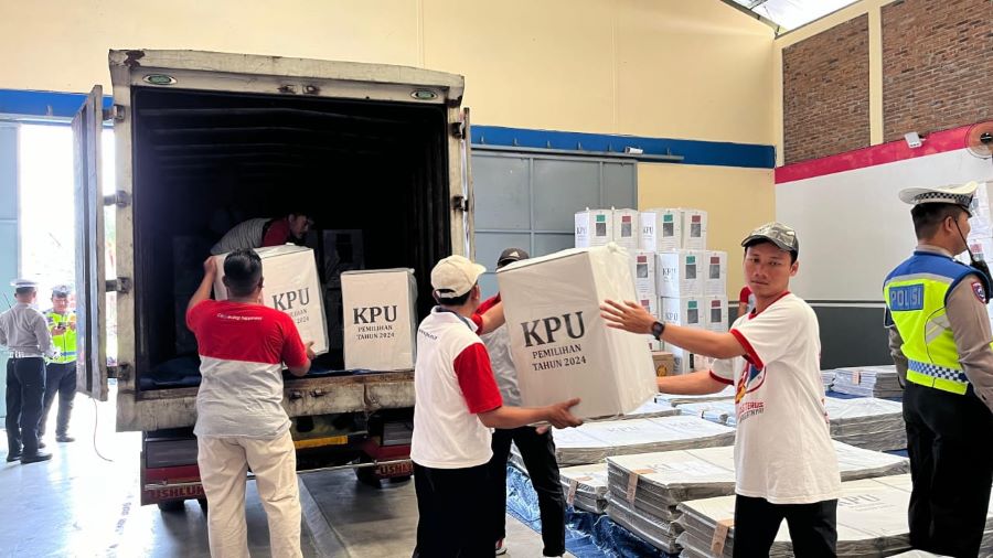 ANGKUT LOGISTIK: KPU Kota Magelang mulai mendistribusikan logistik pilkada ke masing-masing kelurahan, Senin (25/11/2024).