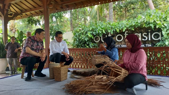 KUNJUNGAN: Menteri Perdagangan Budi Santoso saat melihat pembuatan produk kerajinan berbahan baku eceng gondok di Triwidadi, Pajangan, Bantul Senin (25/11/2024).