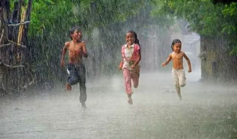 Anak-anak bermain hujan.