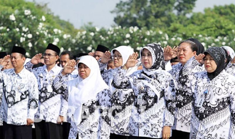 Para Guru berbaris dan melakukan penghormatan.