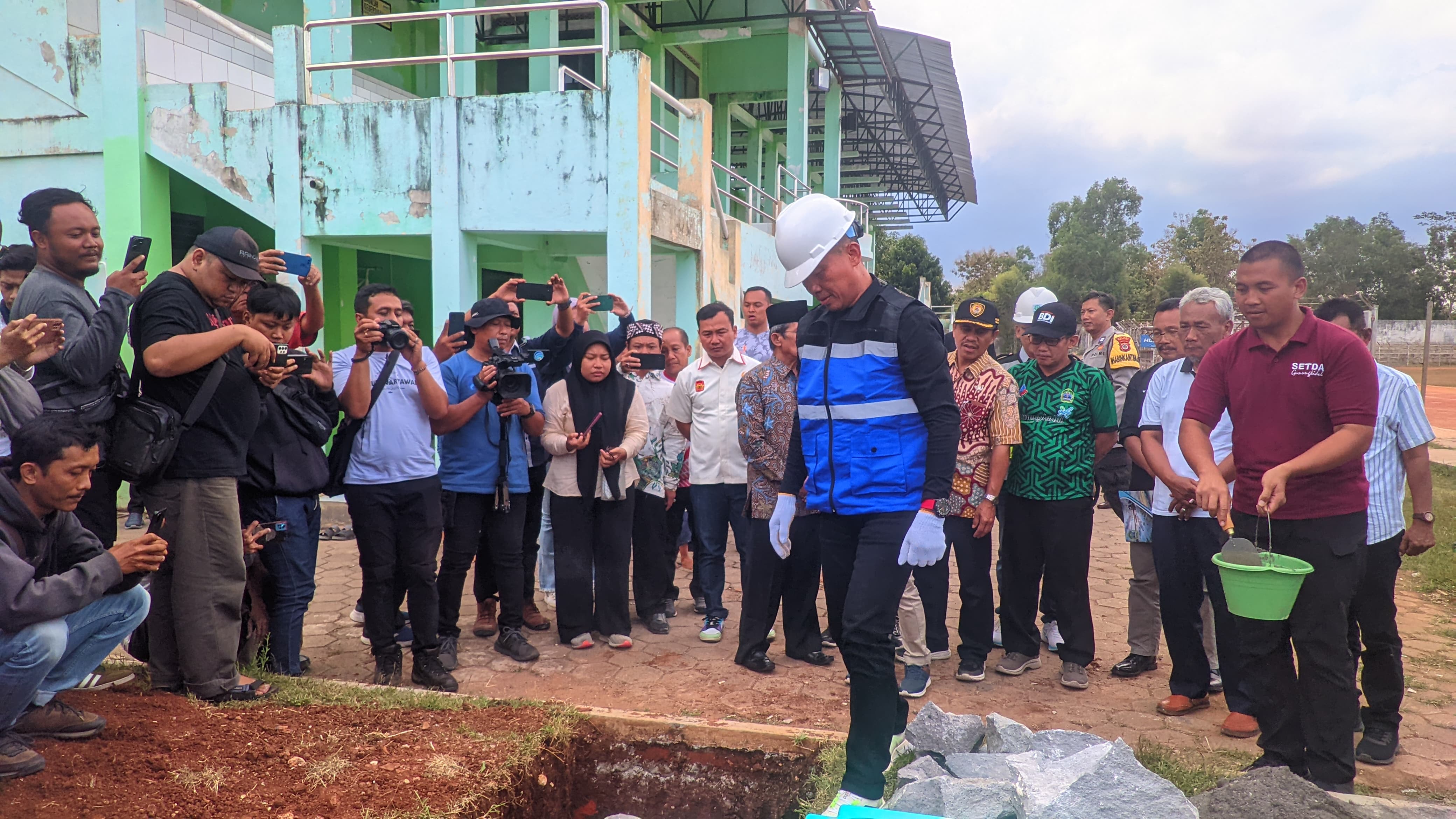 DIKEBUT: Bupati Gunungkidul Sunaryanta saat menghadiri groundbreaking renovasi Stadion Gelora Handayani.  &nbsp;