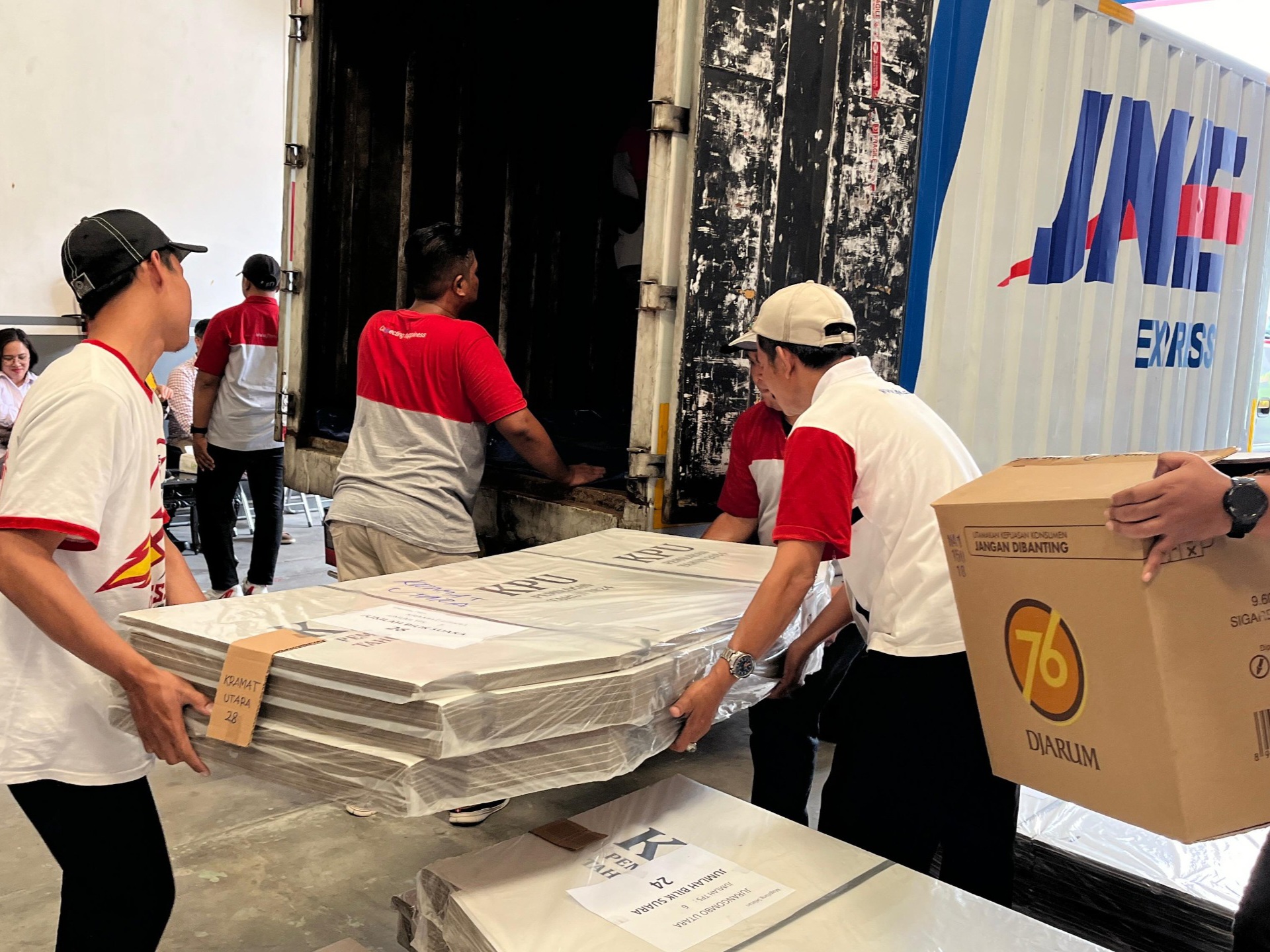NAILA NIHAYAH/RADAR JOGJA  ANGKUT LOGISTIK: KPU Kota Magelang mulai mendistribusikan logistik pilkada ke masing-masing kelurahan, Senin (25/11).