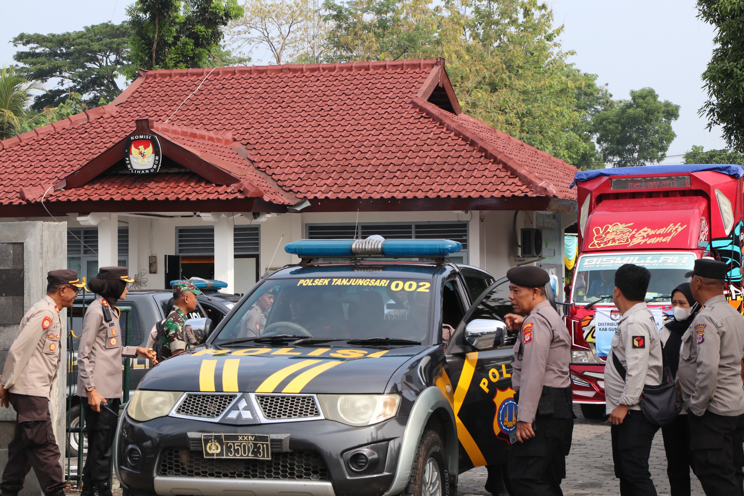SUKSESKAN PILKADA: Proses pendistribusian logistik Pilkada Gunungkidul menggunakan truck box PT Pos Indonesia di Kantor KPU Gunungkidul, Senin (25/11).  &nbsp;