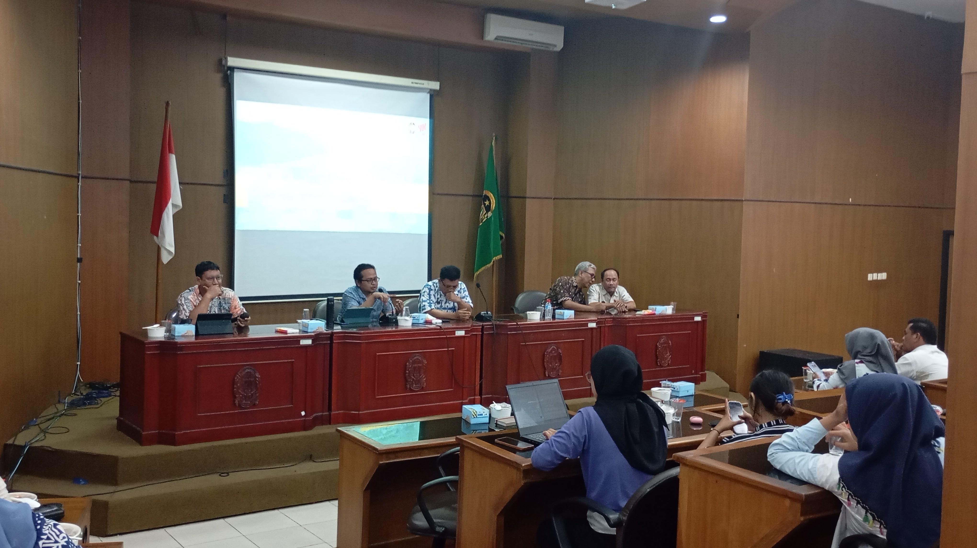 &nbsp;  CARI SOLUSI: Suasana Forum Group Discussion (FGD) Strategi Komunikasi Publik tentang Pengelolaan Sampah melalui Media Massa dan Media Sosial yang diselenggarakan di Balai