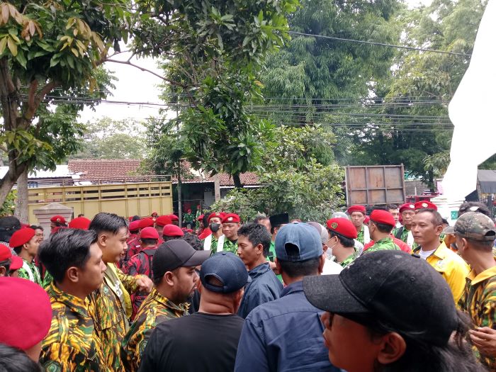 Massa aksi dari koalisi sleman baru saat mendatangi kantor Bawaslu Sleman