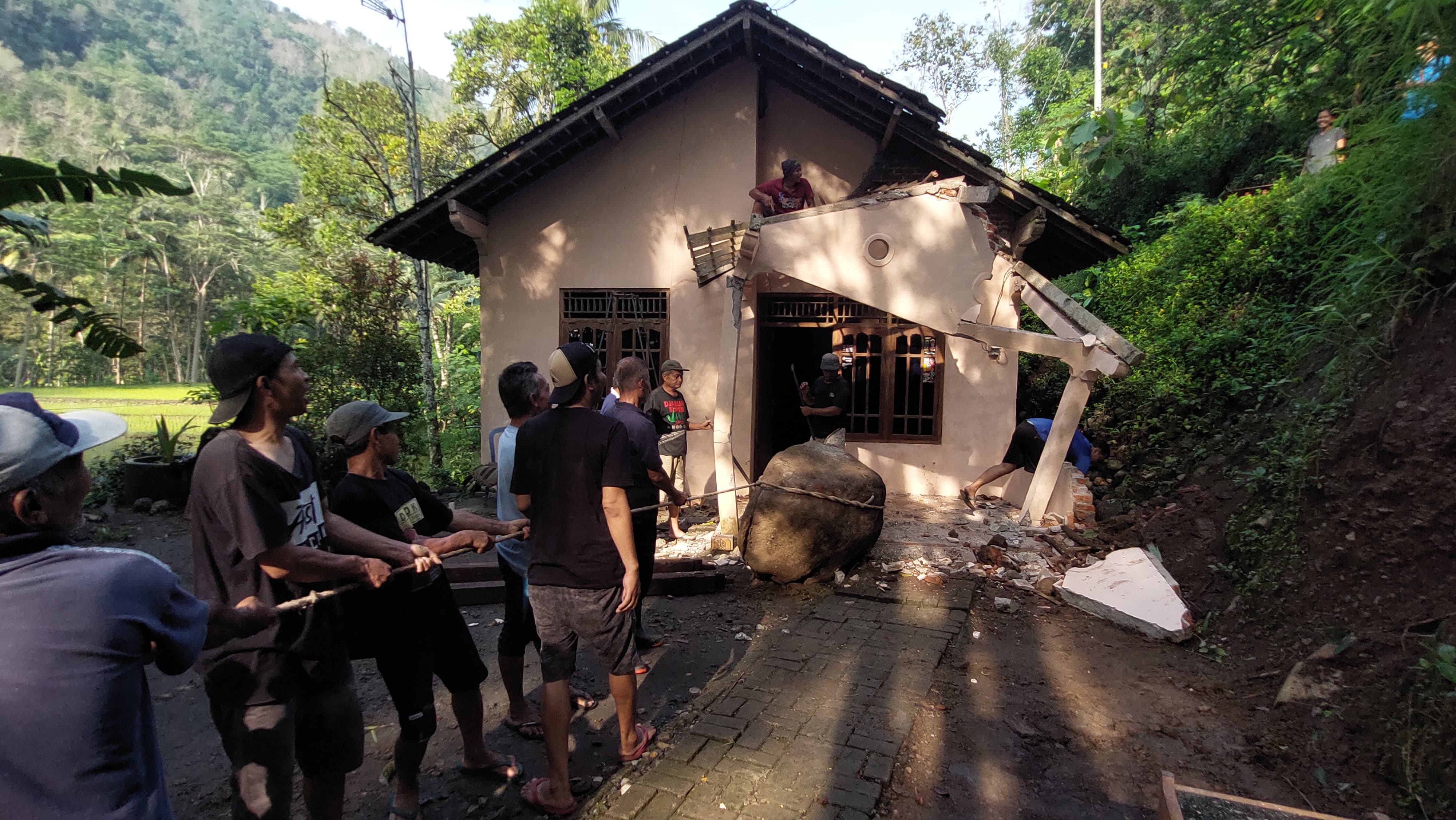 RUSAK: Rumah warga mengalami kerusakan setelah dihantam batu berukuran 1 meter.