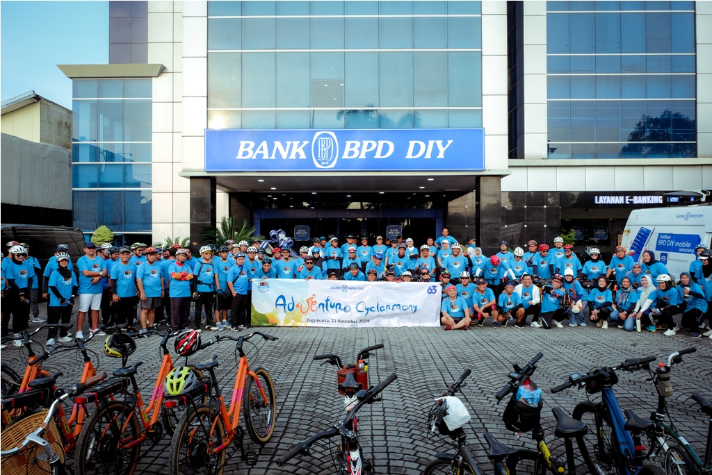 SEHAT BERSAMA: Ratusan goweser memeriahkan gowes bareng mitra yang digelar Bank BPD DIY, Sabtu (23/11).