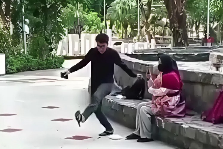 Pria di Taman Bungkul, Surabaya mengamuk lantaran tak terima ditegur untuk tidak merokok oleh ibu yang menggendong bayi di sampingnya.