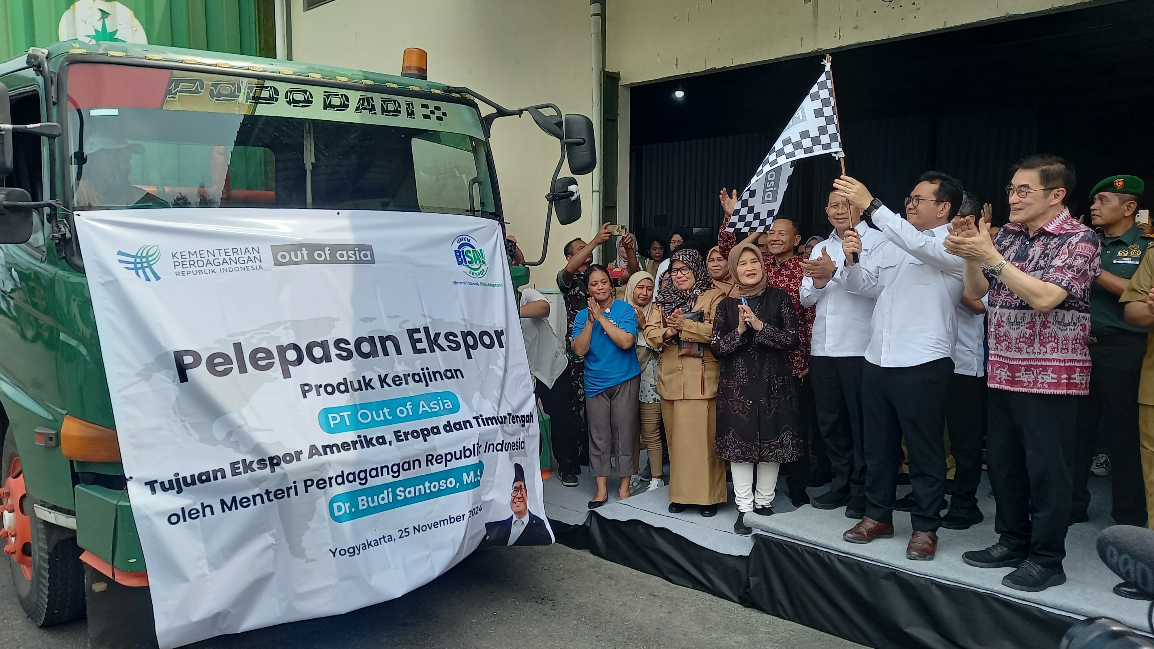 MELEPAS: Mendag Budi Santoso hadir dalam pemberangkatan ekspor di PT Out of Asia di Trwidadi, Pajangan, Bantul.